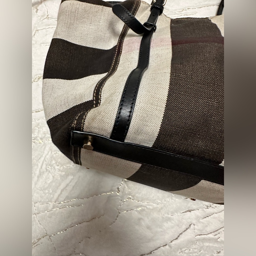 Burberry (Authentic) - Picture 14 of 16